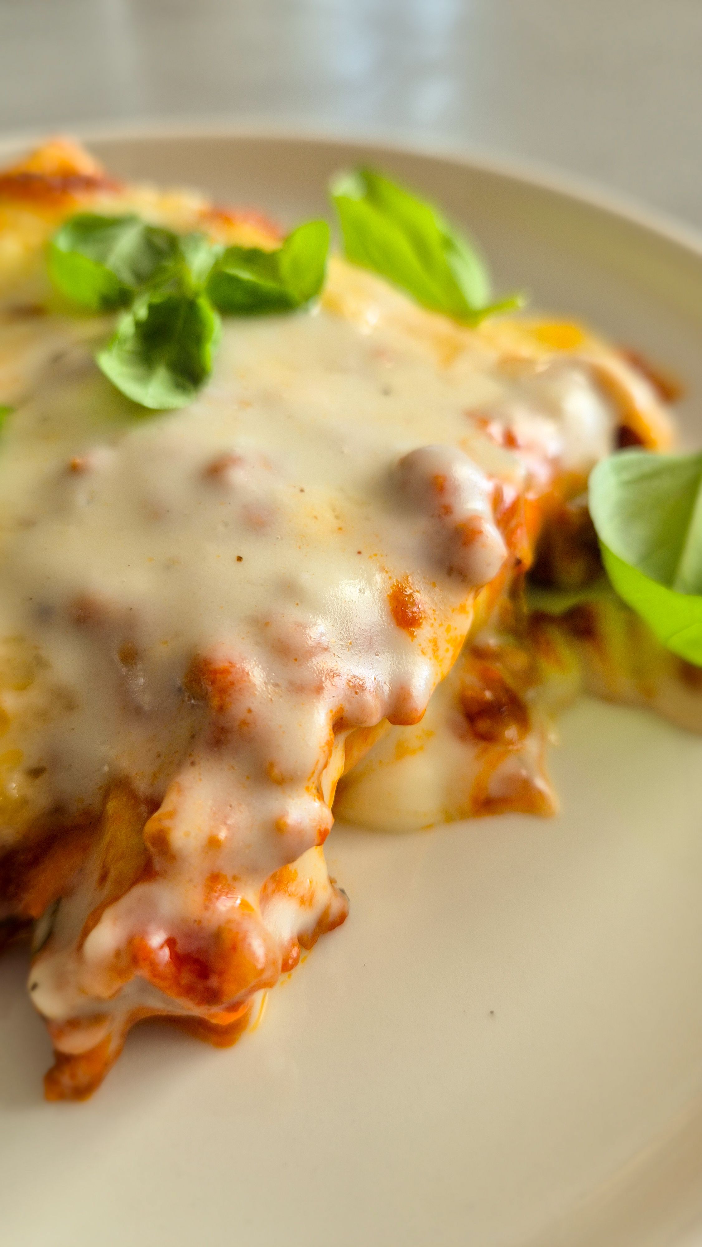 Klassische Lasagne mit würziger Sauce, cremiger Béchamel und Parmesan.