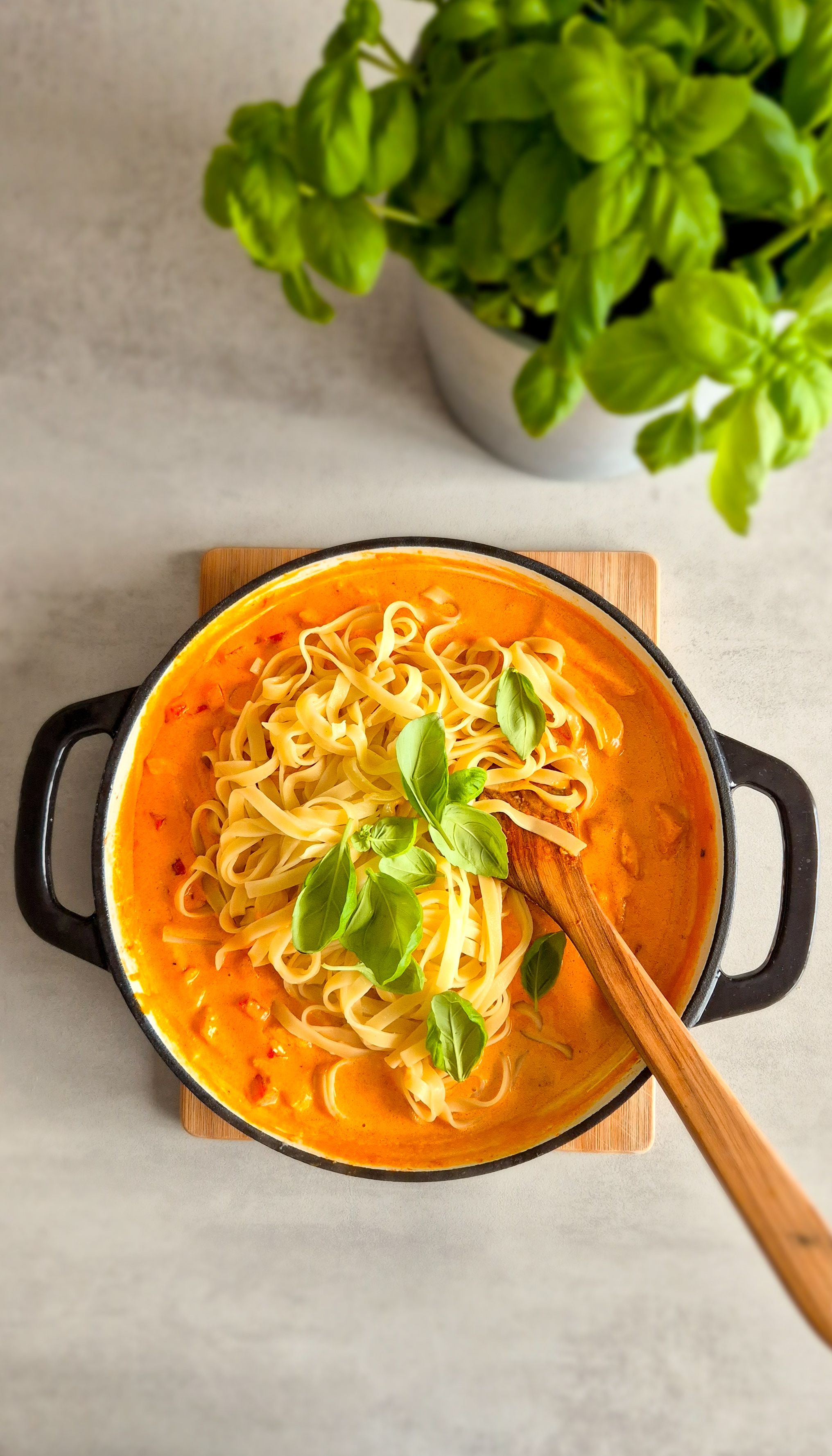 Hähnchen-Pasta in Paprika-Sahne-Sauce