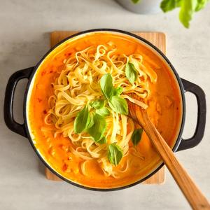 Hähnchen-Pasta in Paprika-Sahne-Sauce