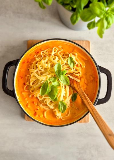 Cremige Hähnchen-Pasta in Paprika-Sahne-Sauce mit Parmesan
