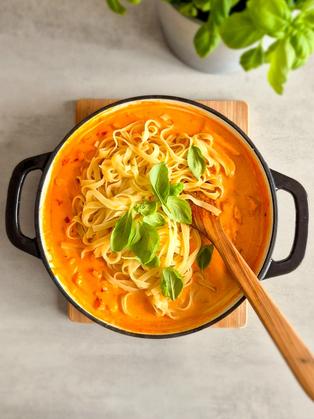Hähnchen-Pasta in Paprika-Sahne-Sauce