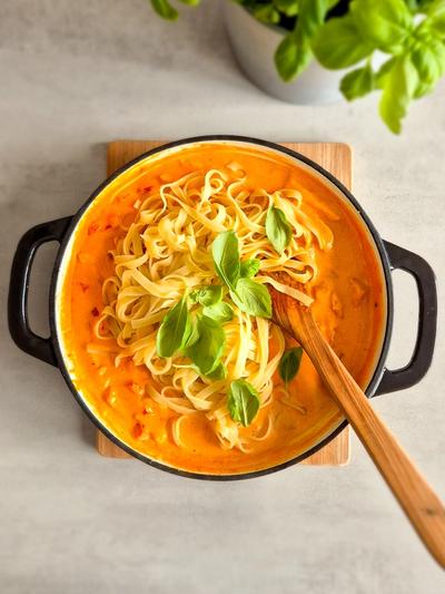 Hähnchen-Pasta in Paprika-Sahne-Sauce