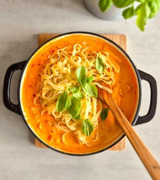 Hähnchen-Pasta in Paprika-Sahne-Sauce