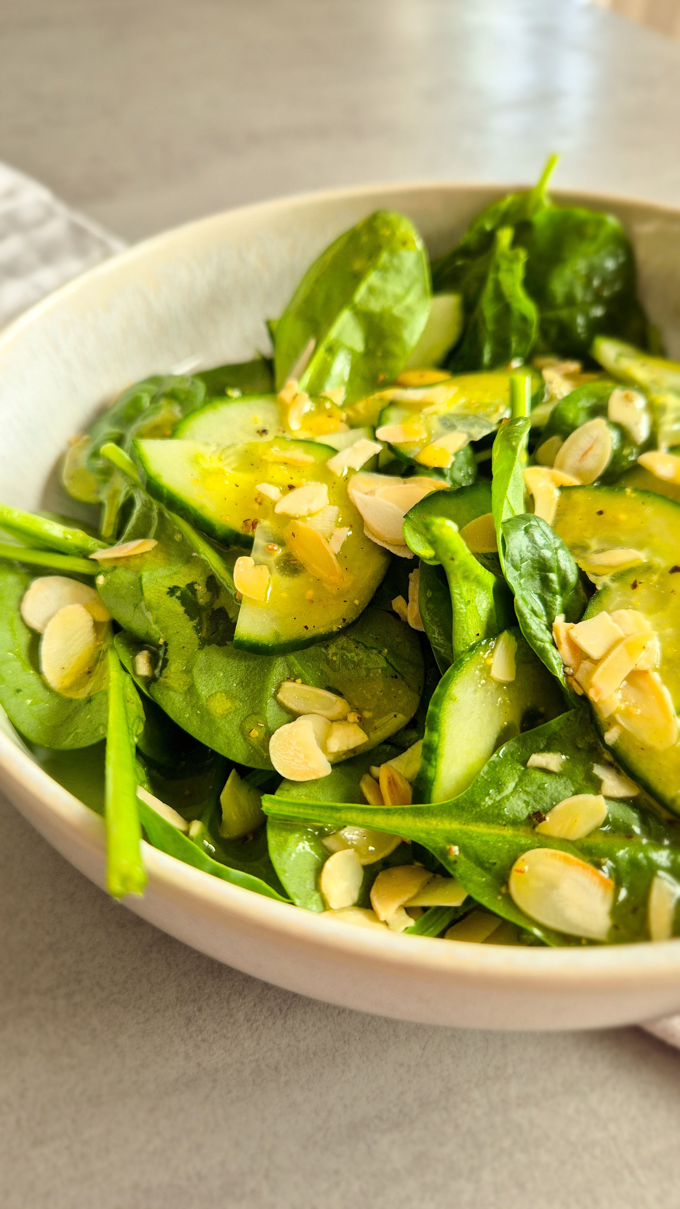 Erfrischender Blattsalat mit Zitronen-Honig-Dressing