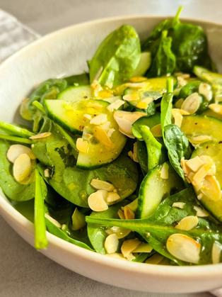 Erfrischender Blattsalat mit Zitronen-Honig-Dressing