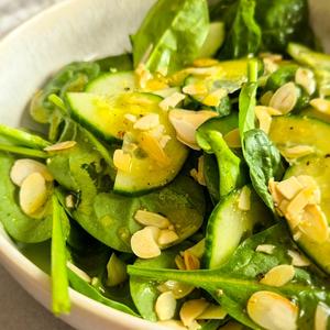 Erfrischender Blattsalat mit Zitronen-Honig-Dressing