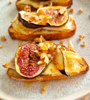 Feigen-Brie-Crostini