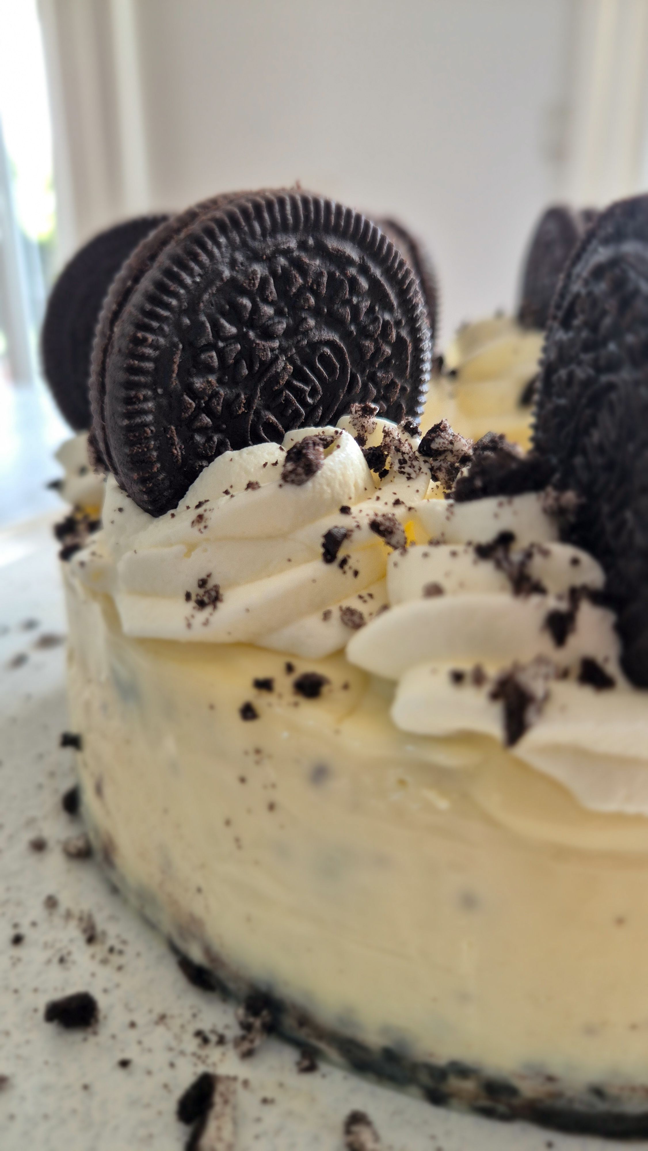 Selbstgemachter unglaublich cremiger Oreo-Cheesecake mit weißer Ganache wie aus den USA.