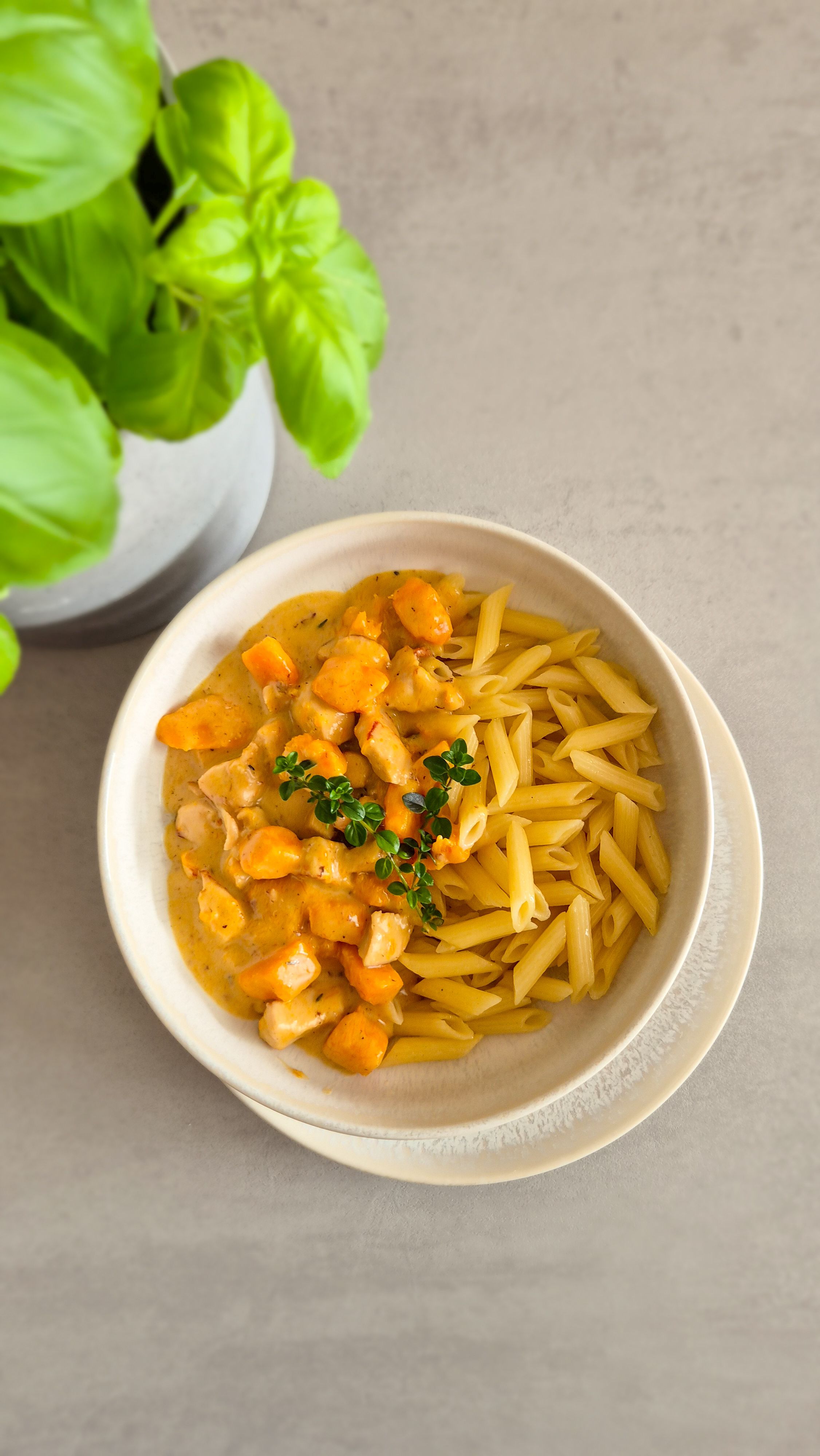 Herbstliche Pasta mit Hokkaido und Thymian