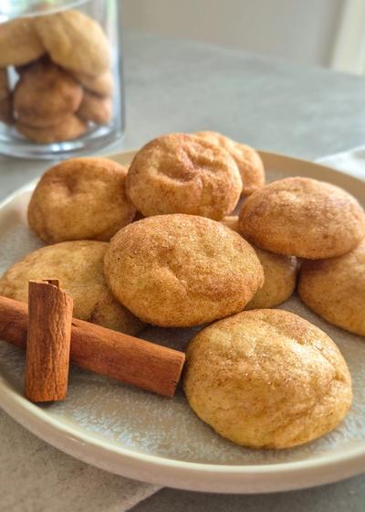 Frisch gebackene Snickerdoodles, weiche amerikanische Zimt-Cookies (Kekse) auf einem Teller serviert.
