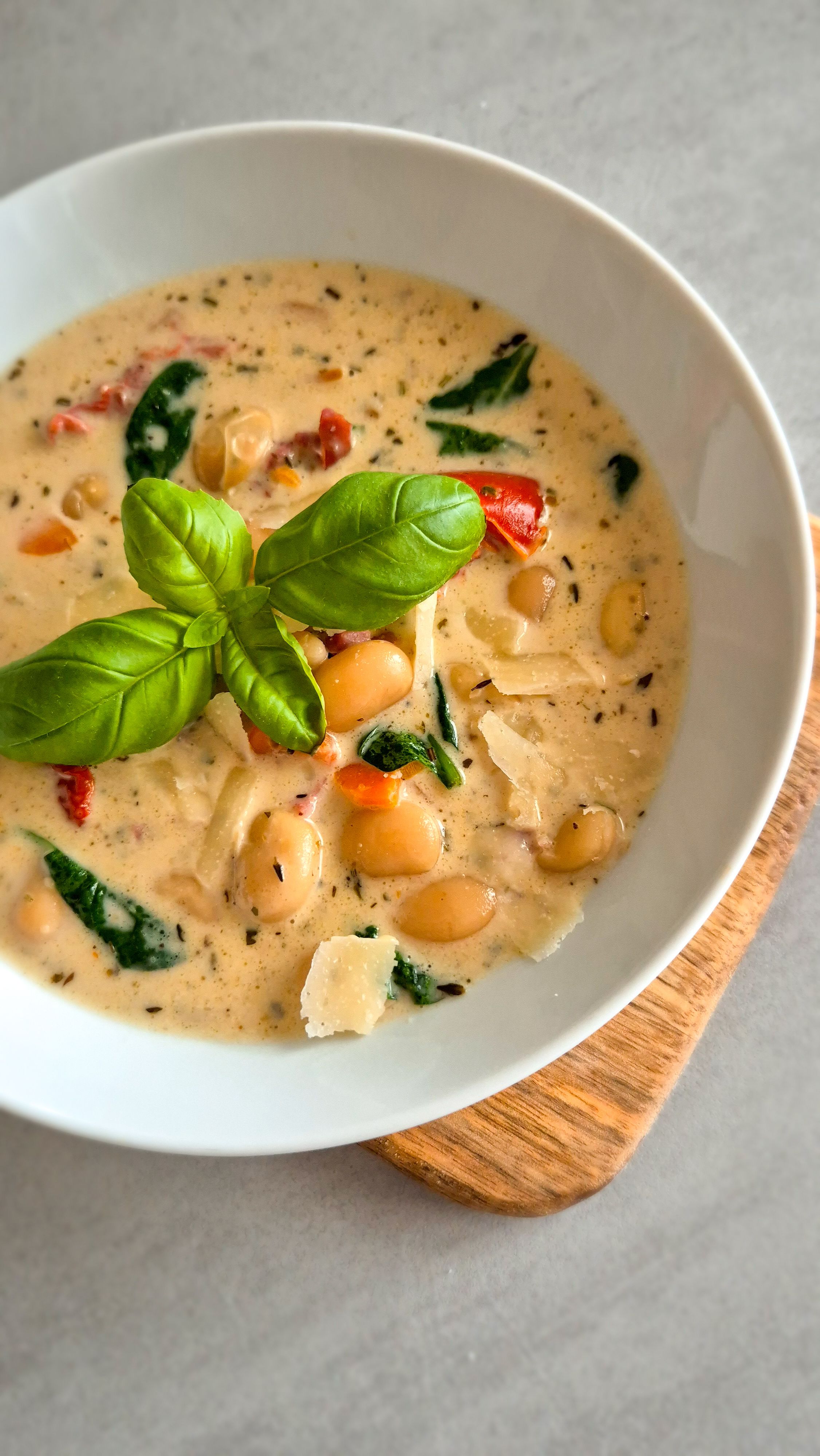 Mediterrane weiße Riesenbohnensuppe