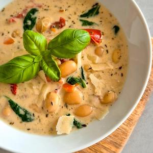 Mediterrane weiße Riesenbohnensuppe