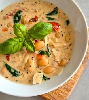 Mediterrane weiße Riesenbohnensuppe