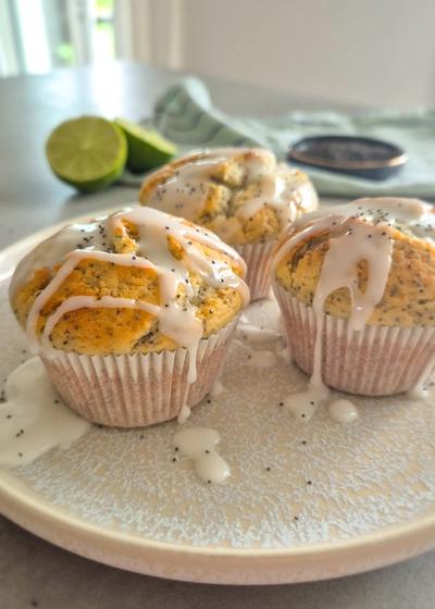 Saftige Zitronen-Mohn-Muffins mit Skyr und Zitronenglasur auf einem Teller.