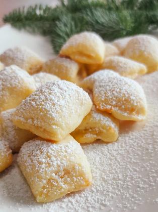 Weiche Marzipankissen mit cremiger Füllung