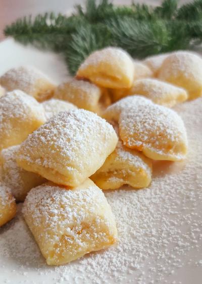 Kleine Marzipankissen mit cremiger Füllung selbst gebacken.