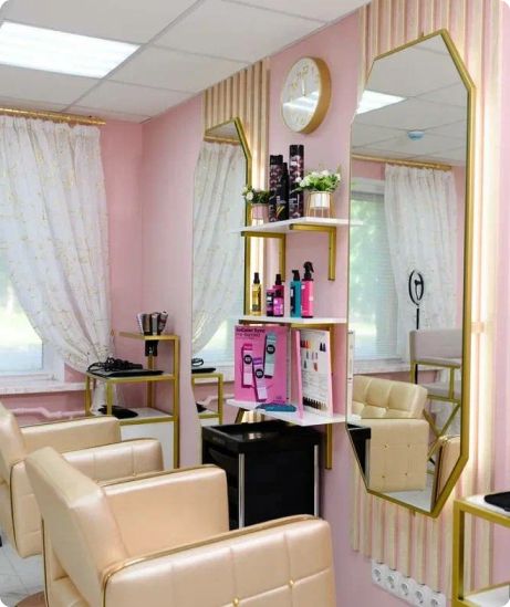 Интерьер ODa Beauty с рабочими местами мастеров