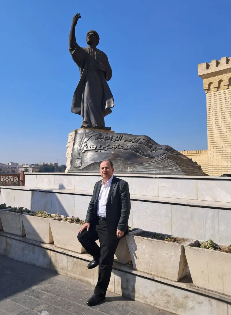 أمام تمثال المتنبي في بغداد