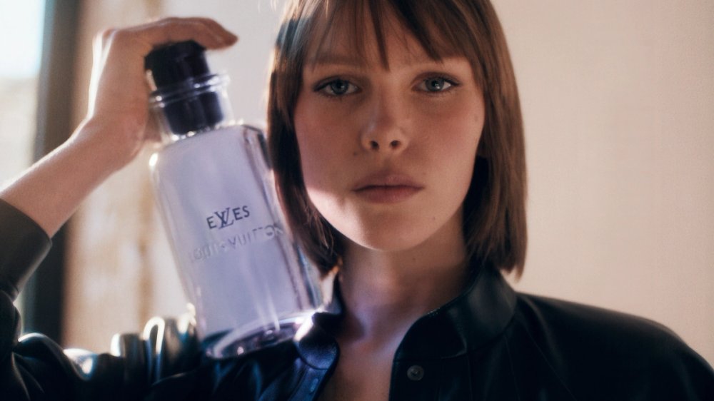 FRAGRANCE_ELLES_VISUAL14_WORN_LVCOM_1920x1080_ANIMATION