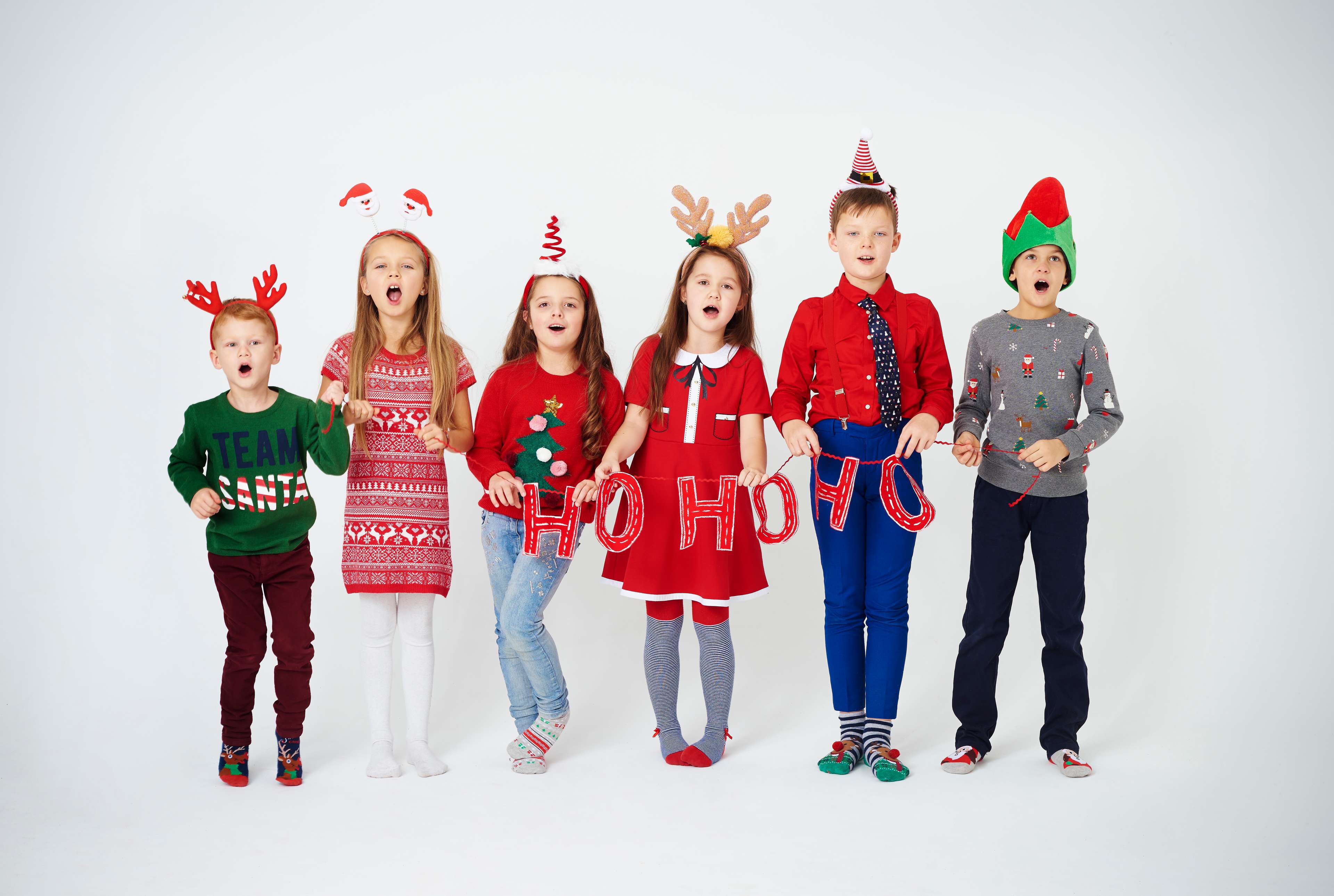 Enfants qui chantent des chansons de Noël