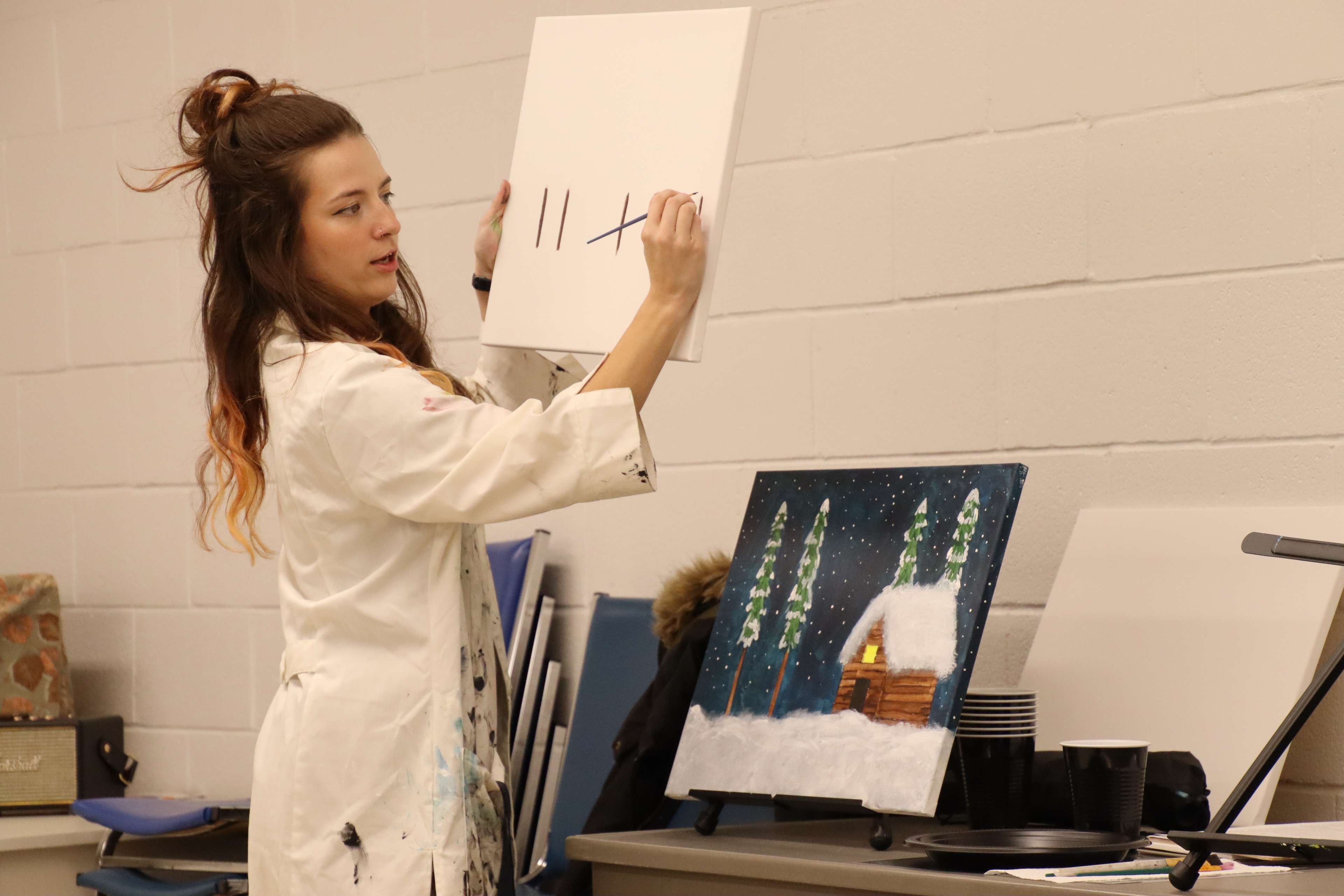 Andréa Létourneau qui anime la session de peinture