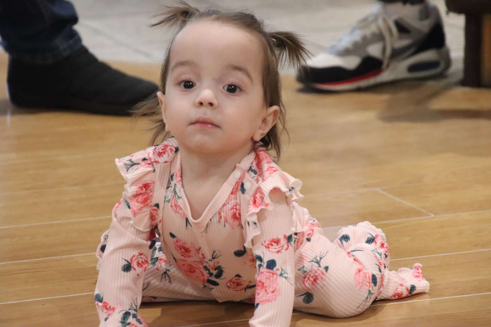 Une toute petite fille qui joue sur parterre