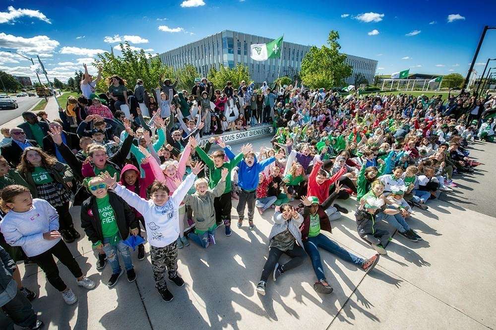 Enfants qui célèbrent la fête du drapeau Franco-ontarien