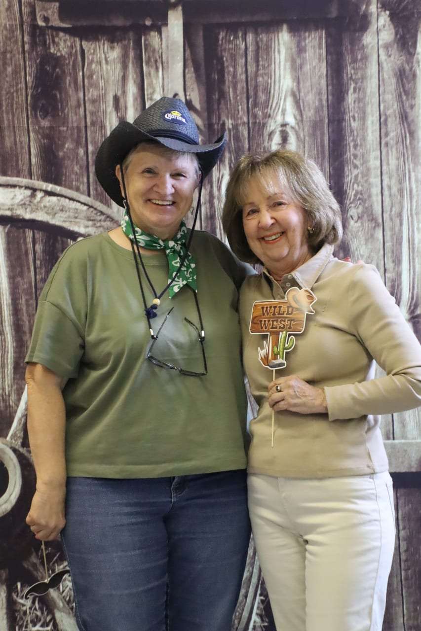 Deux dames posant ensemble devant un décor western