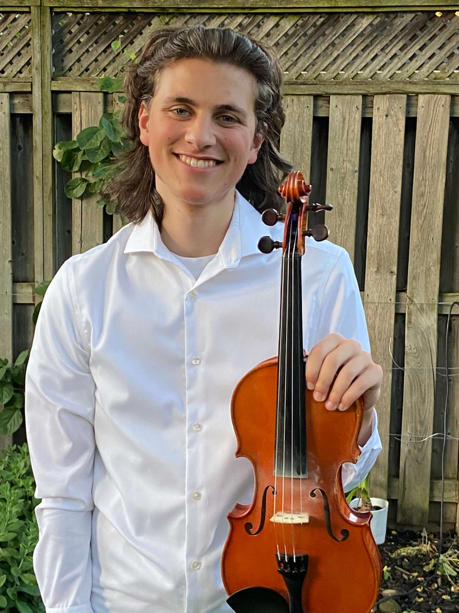 Photo de Simon Hauber avec son violon