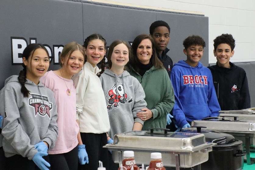 Élèves de l'Immaculée qui servent le déjeuner