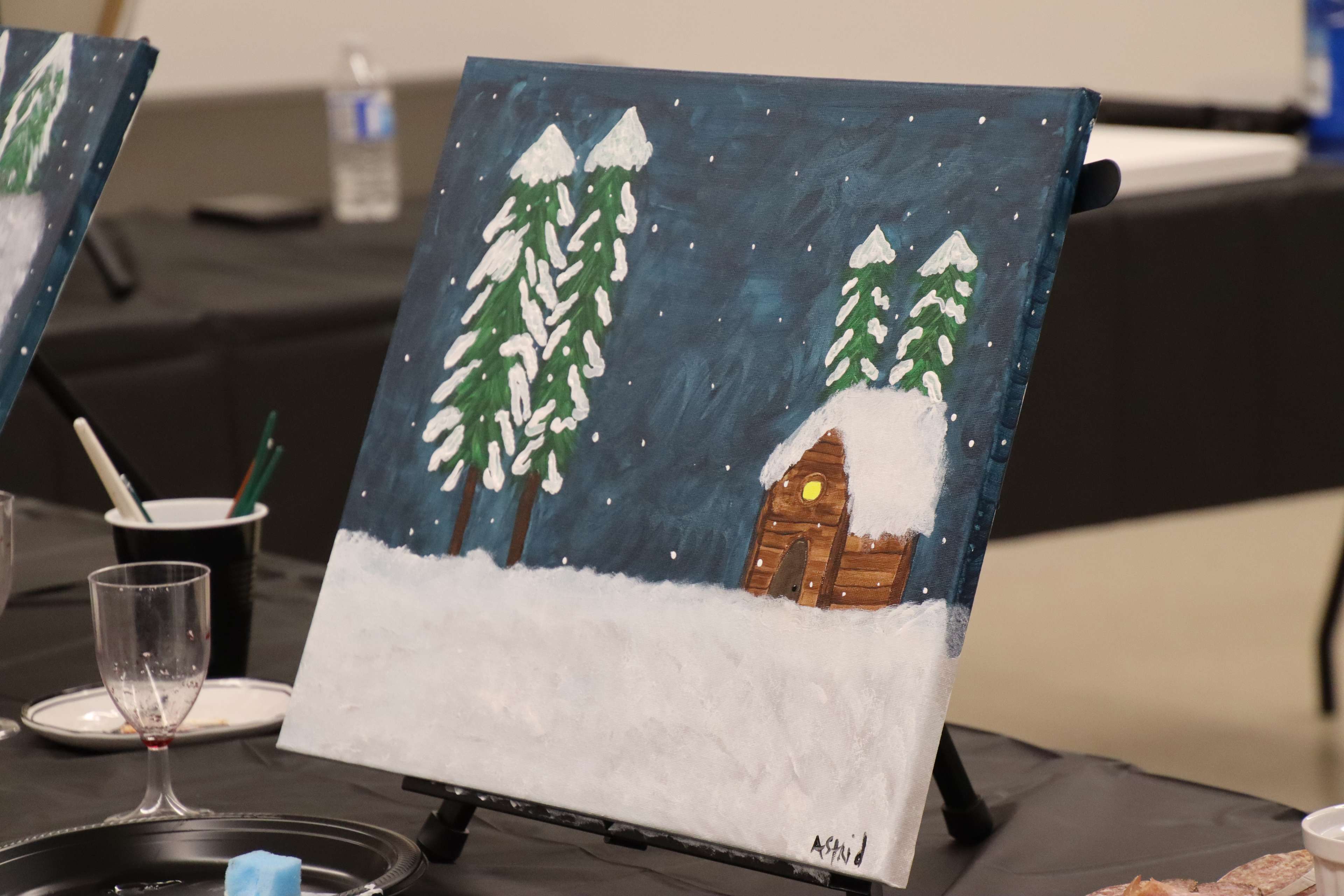 Une des peintures d'une cabane dans le bois hivernale