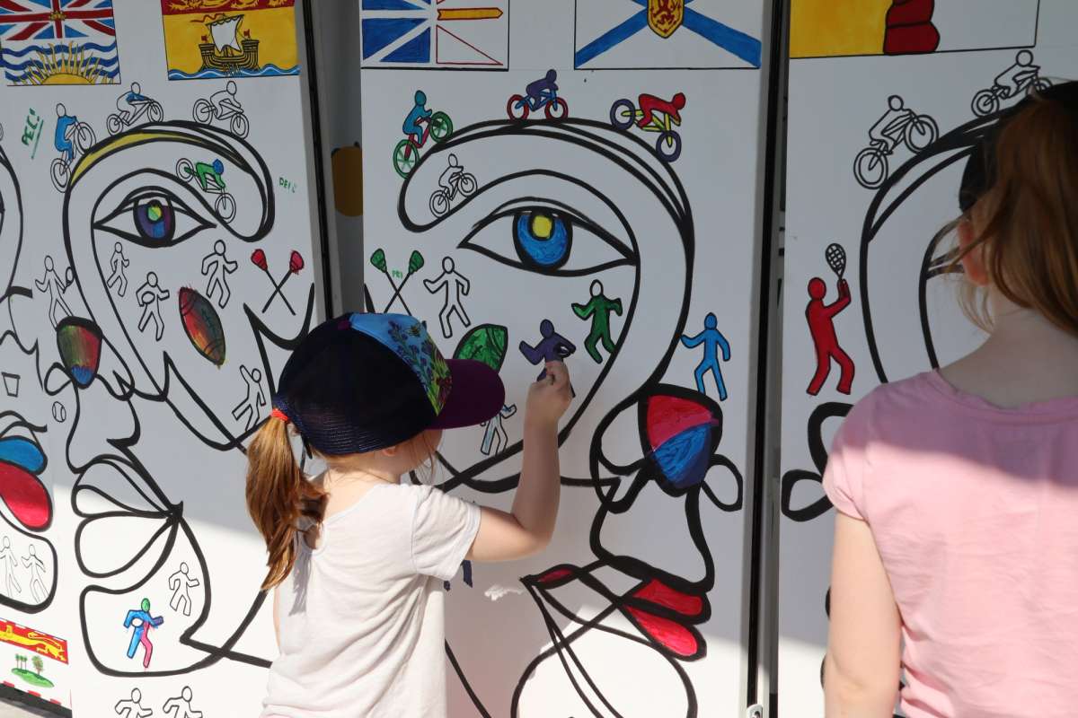 Un autre jeune qui peinture la muraille
