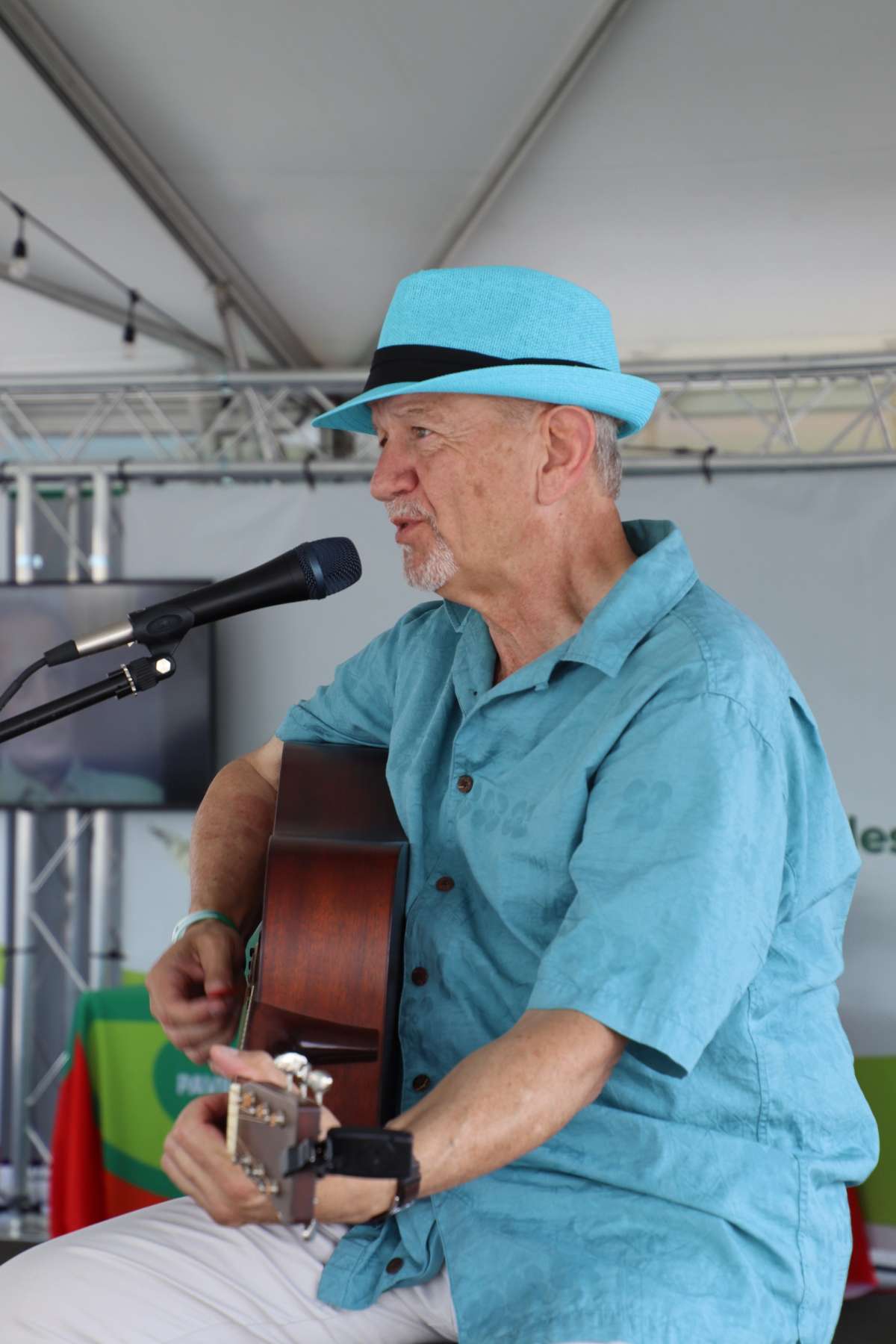 Gilles Groleau qui chante au Pavillon