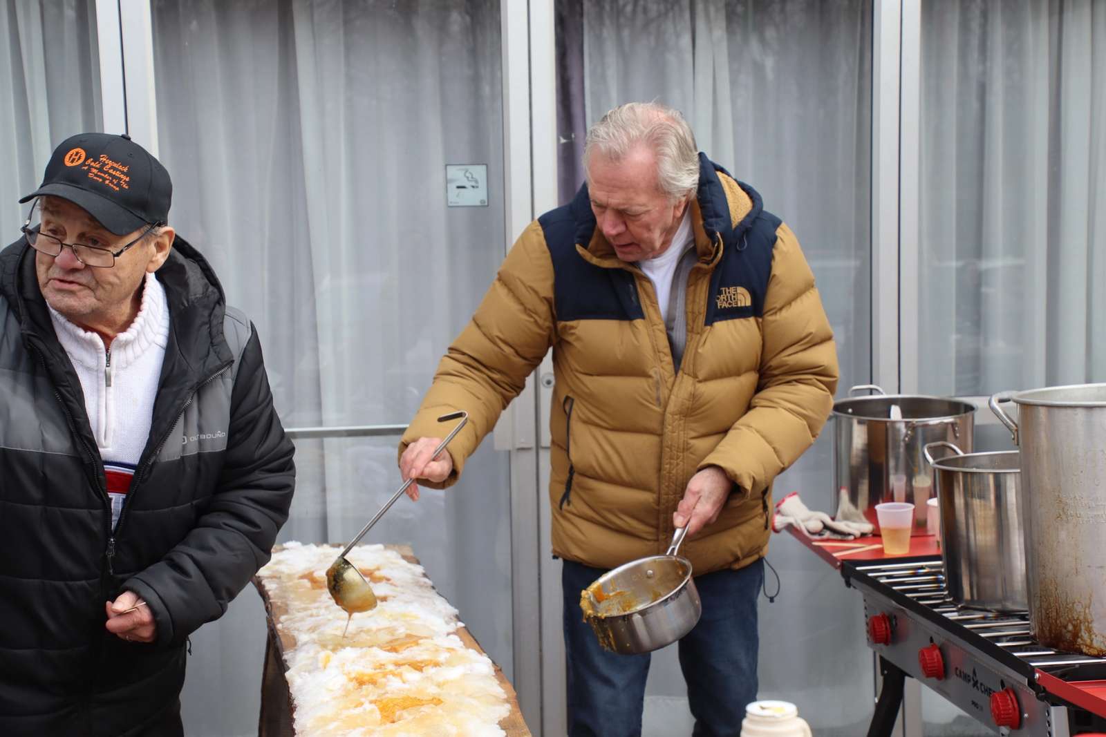 De la tire d'érable sur la neige