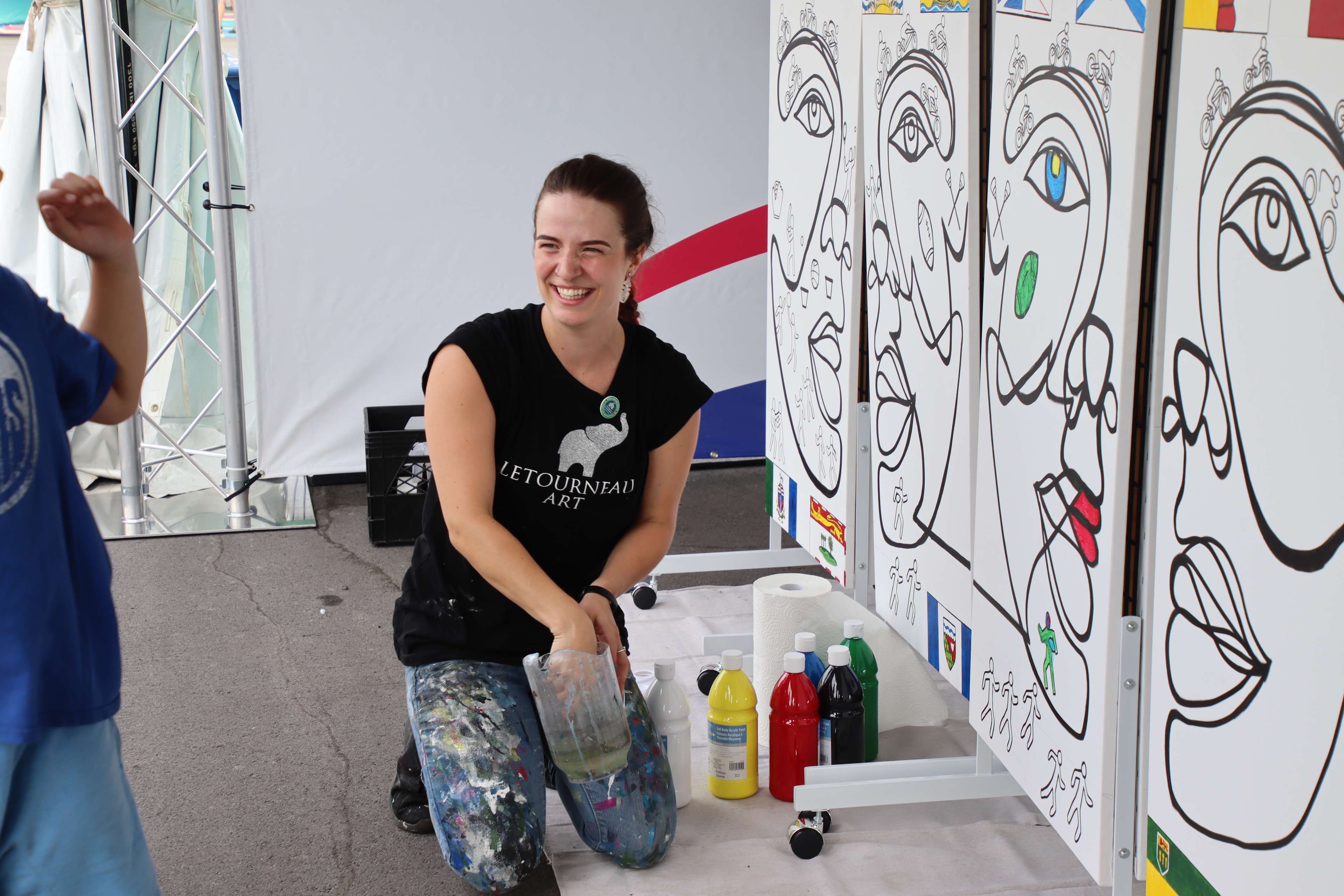 Andréa Letourneau devant sa muraille