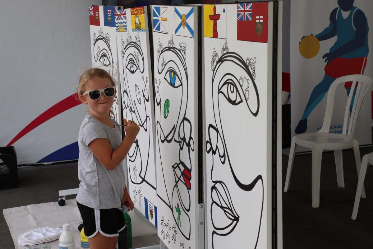 Un autre jeune qui peinture la muraille