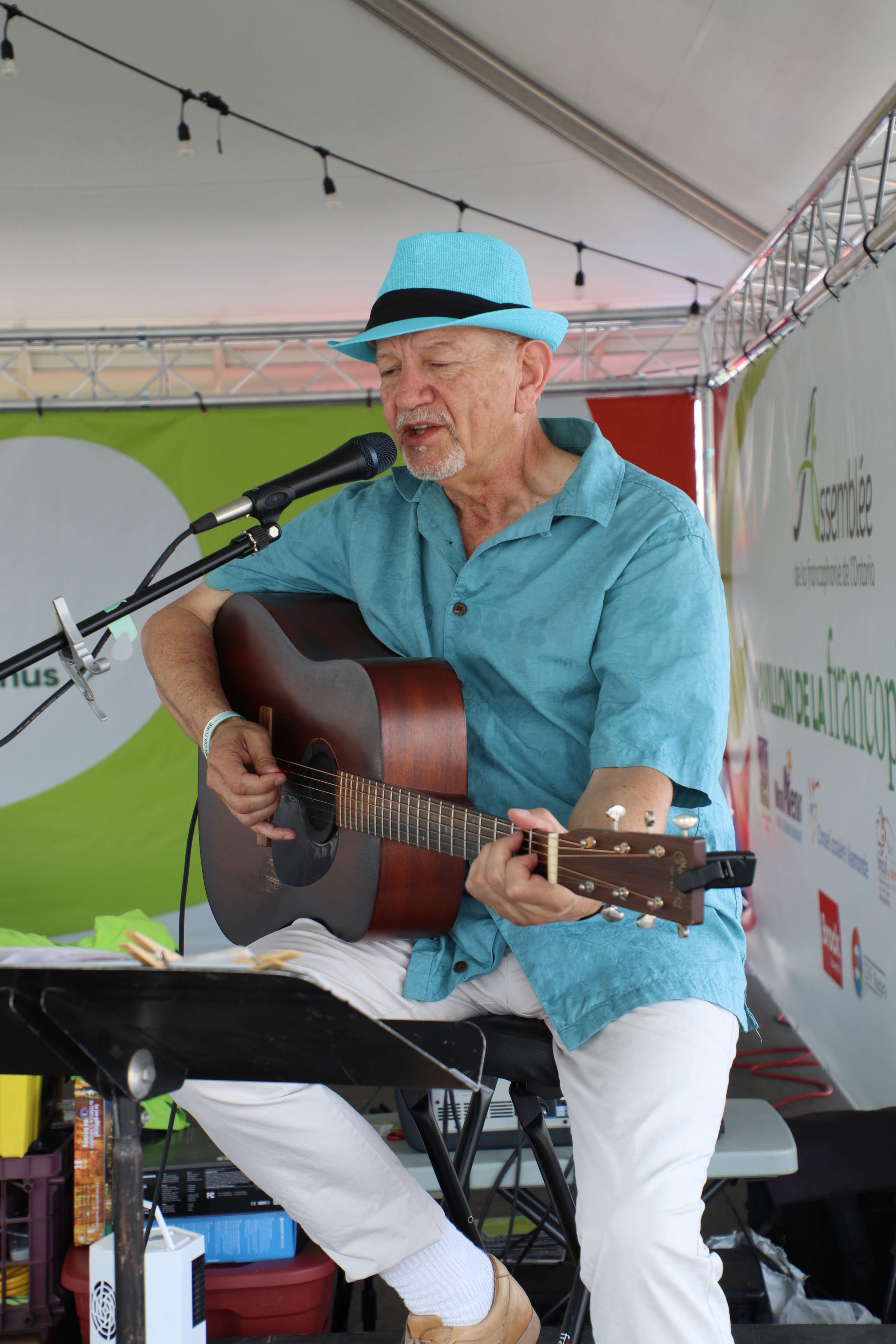 Gilles Groleau qui chante au Pavillon