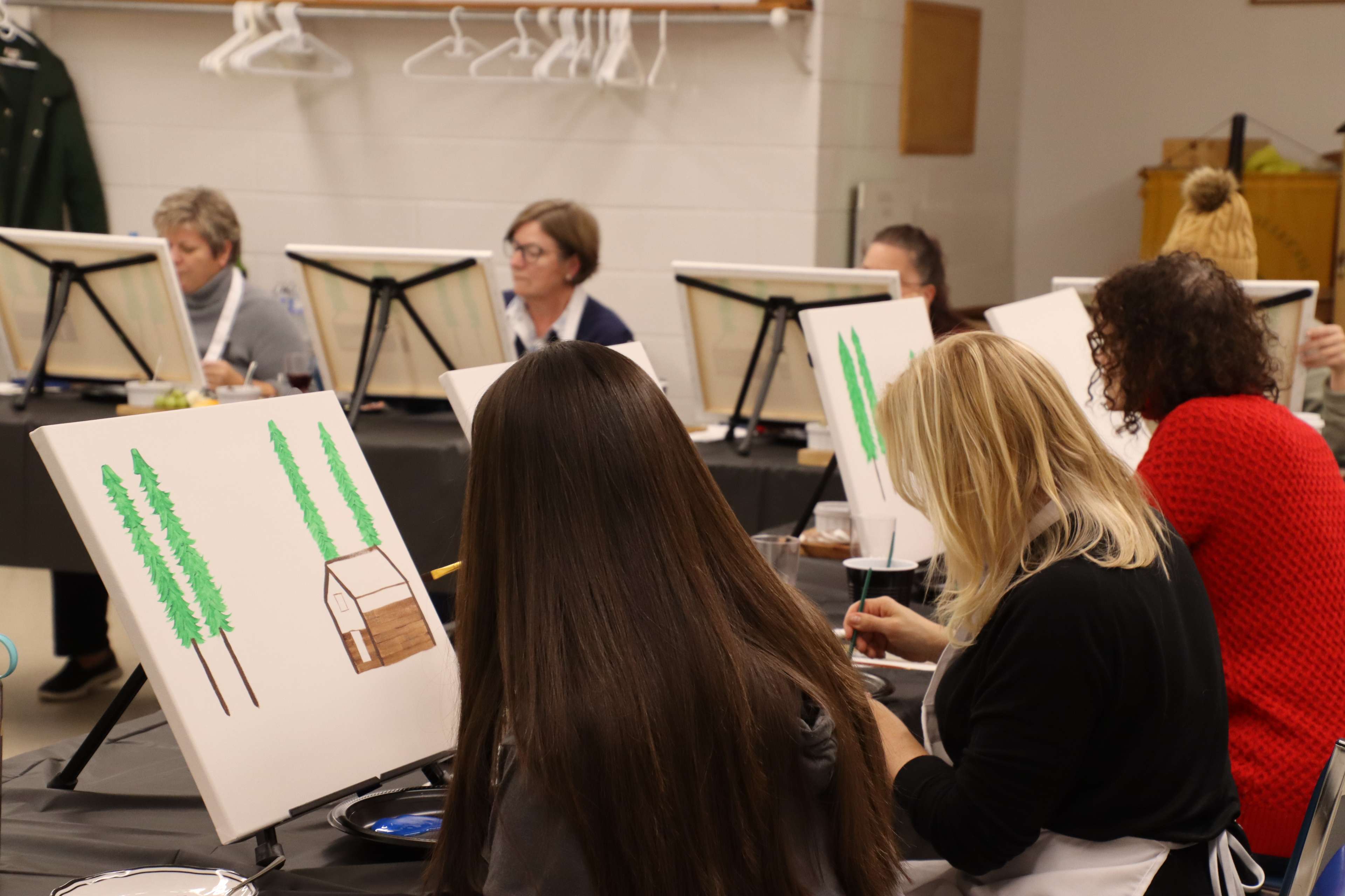 Les gens qui commencent à peinturer leurs toiles