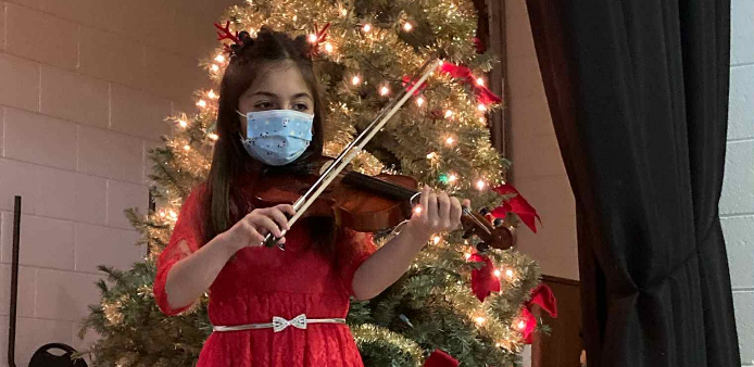 Petite fille qui joue le violon