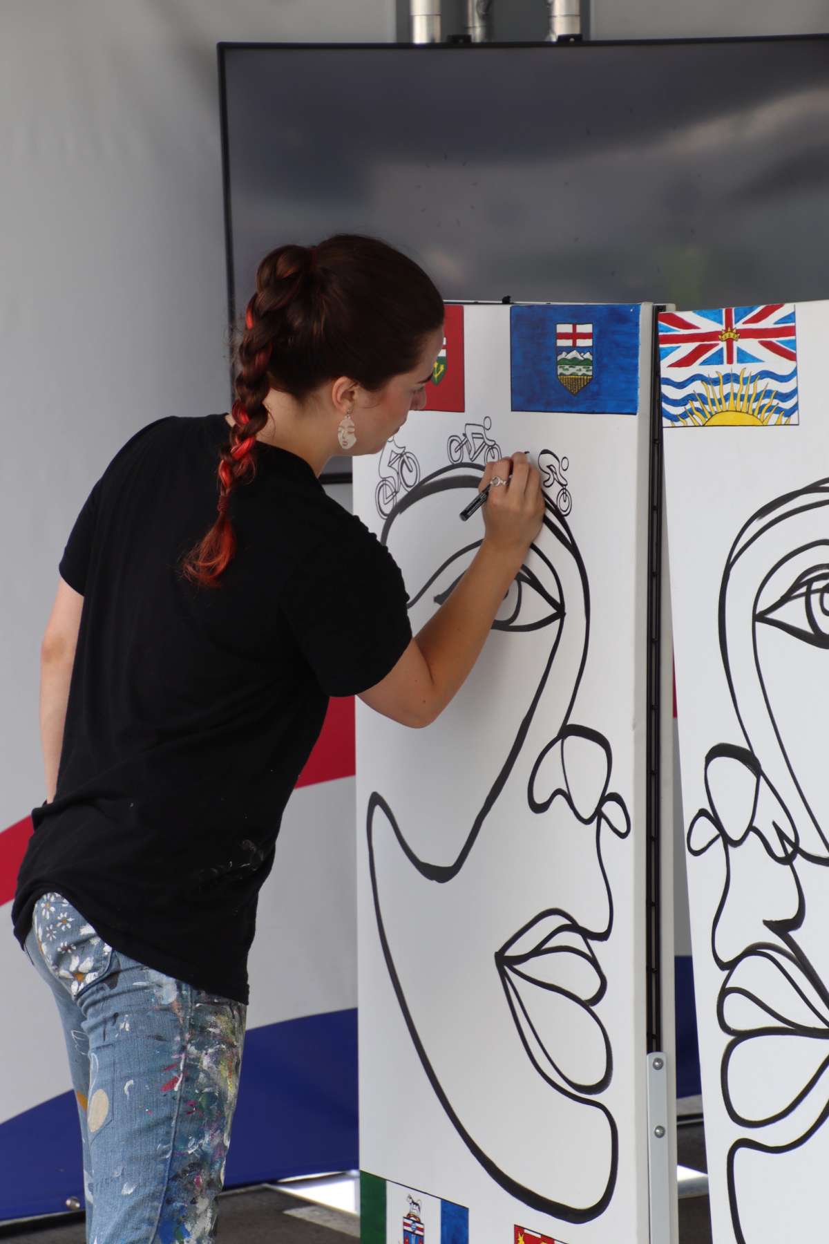 Andréa Letourneau qui peinture sa muraille