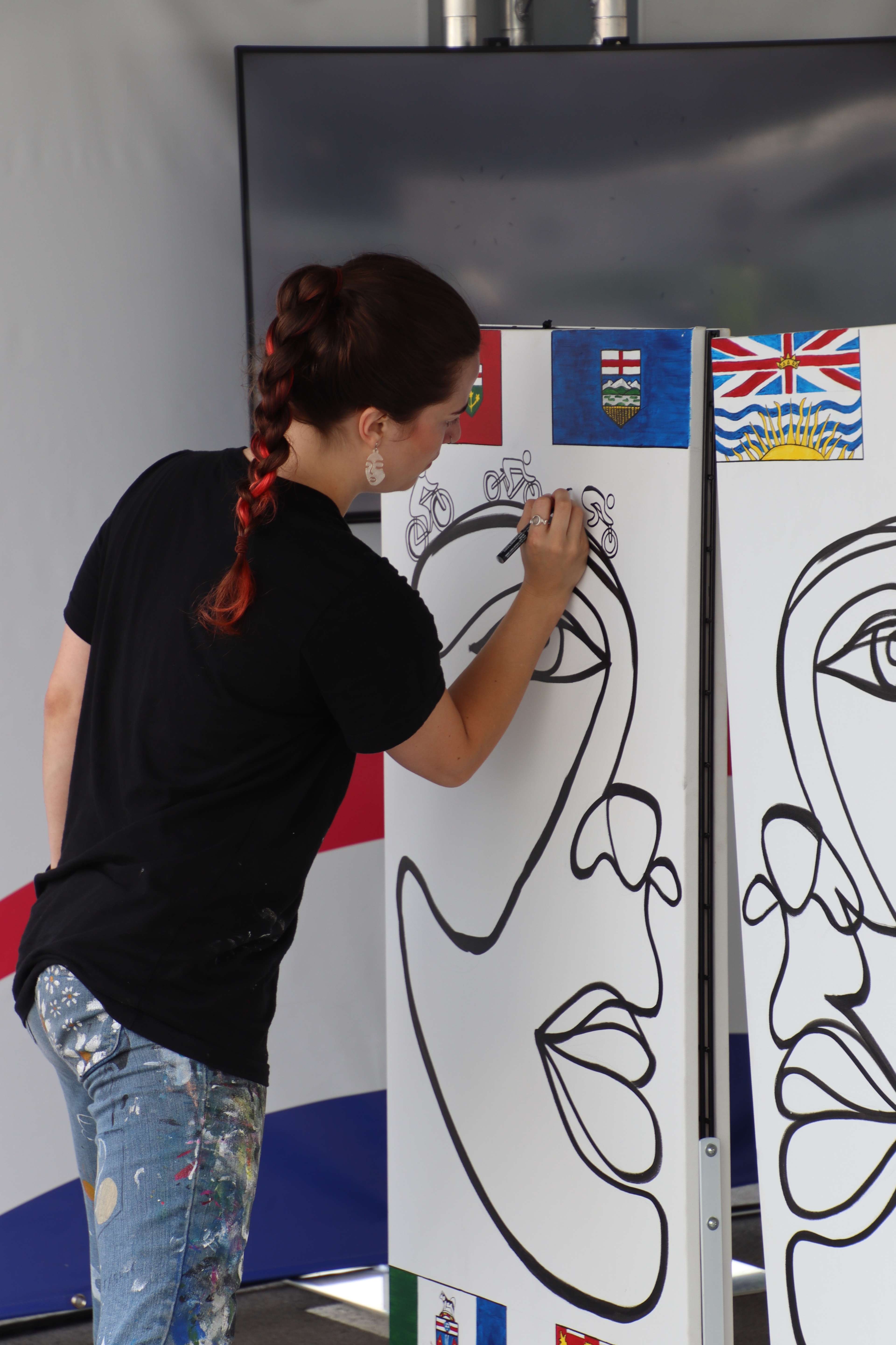 Andréa Letourneau qui peinture sa muraille