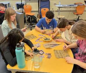 Des enfants qui dessinent