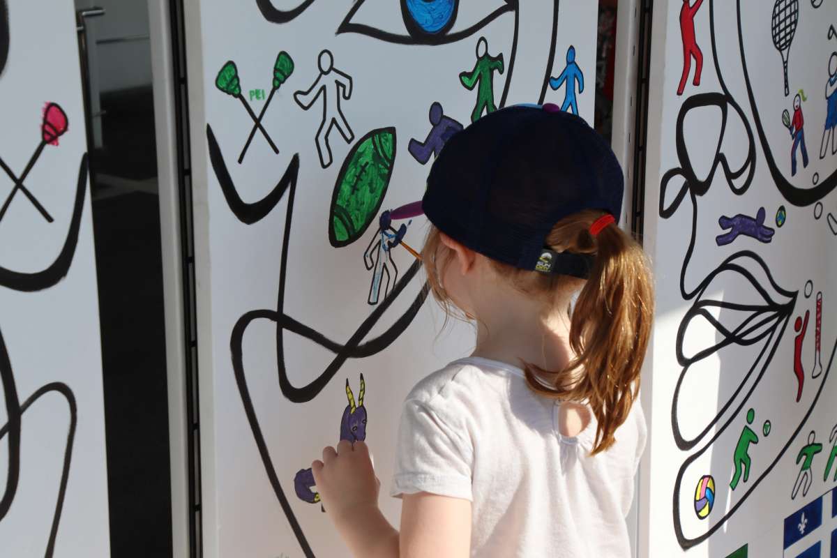 Un jeune qui peinture la muraille