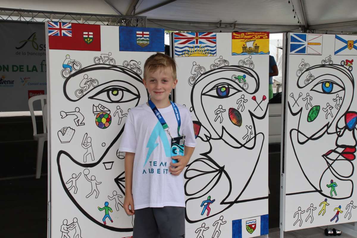 Un autre jeune devant la muraille