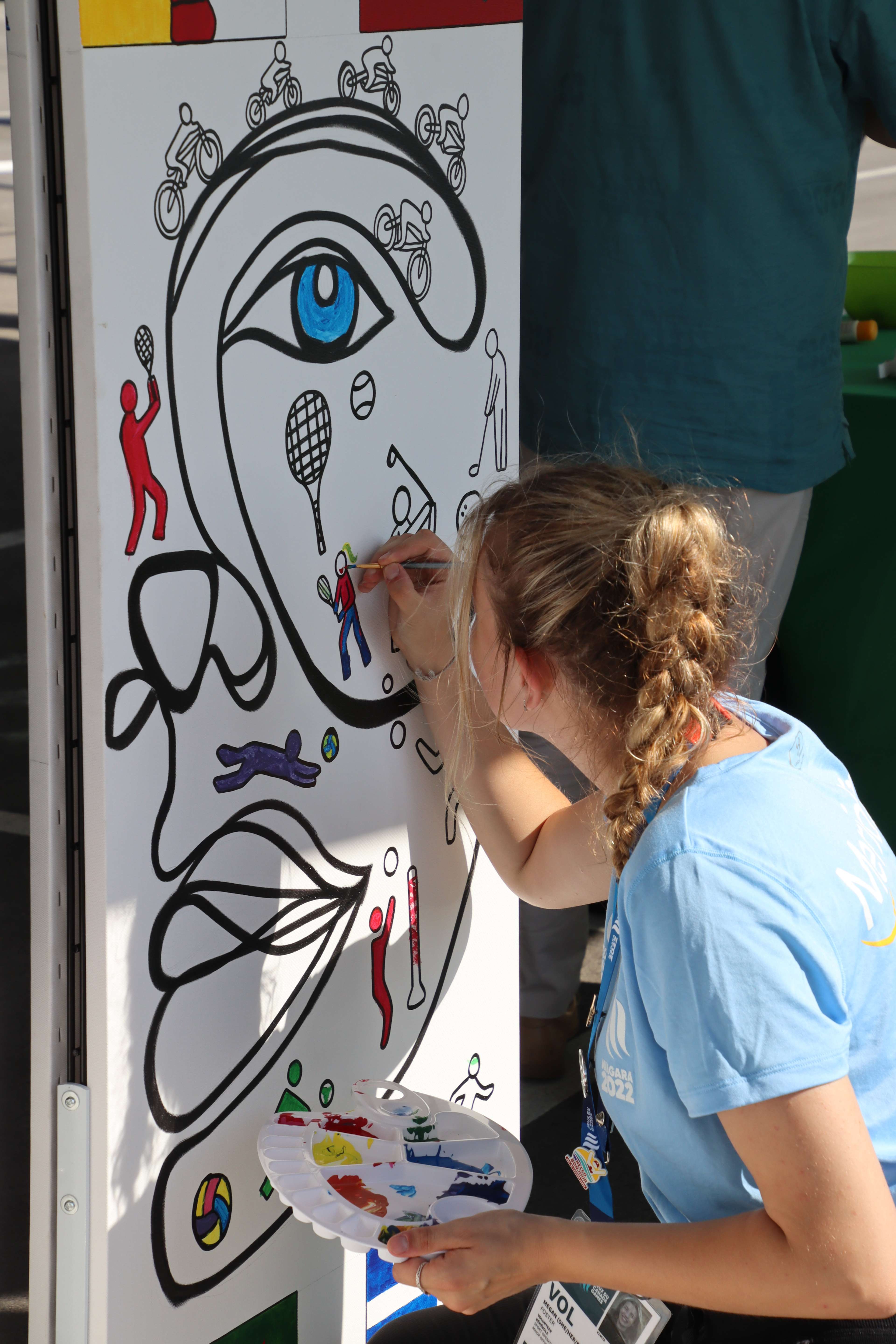 Un autre jeune qui peinture la muraille