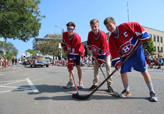 Des élèves habillés en jerseys des Canadiens de Montréal