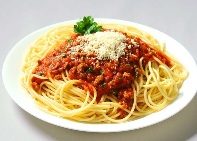 Une assiette de spaghetti