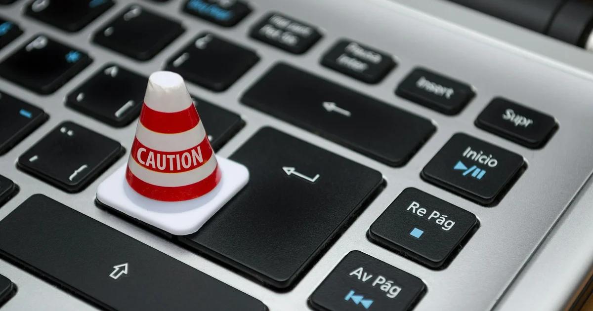An emergency manager using digital accessibility tools to send disaster alerts
