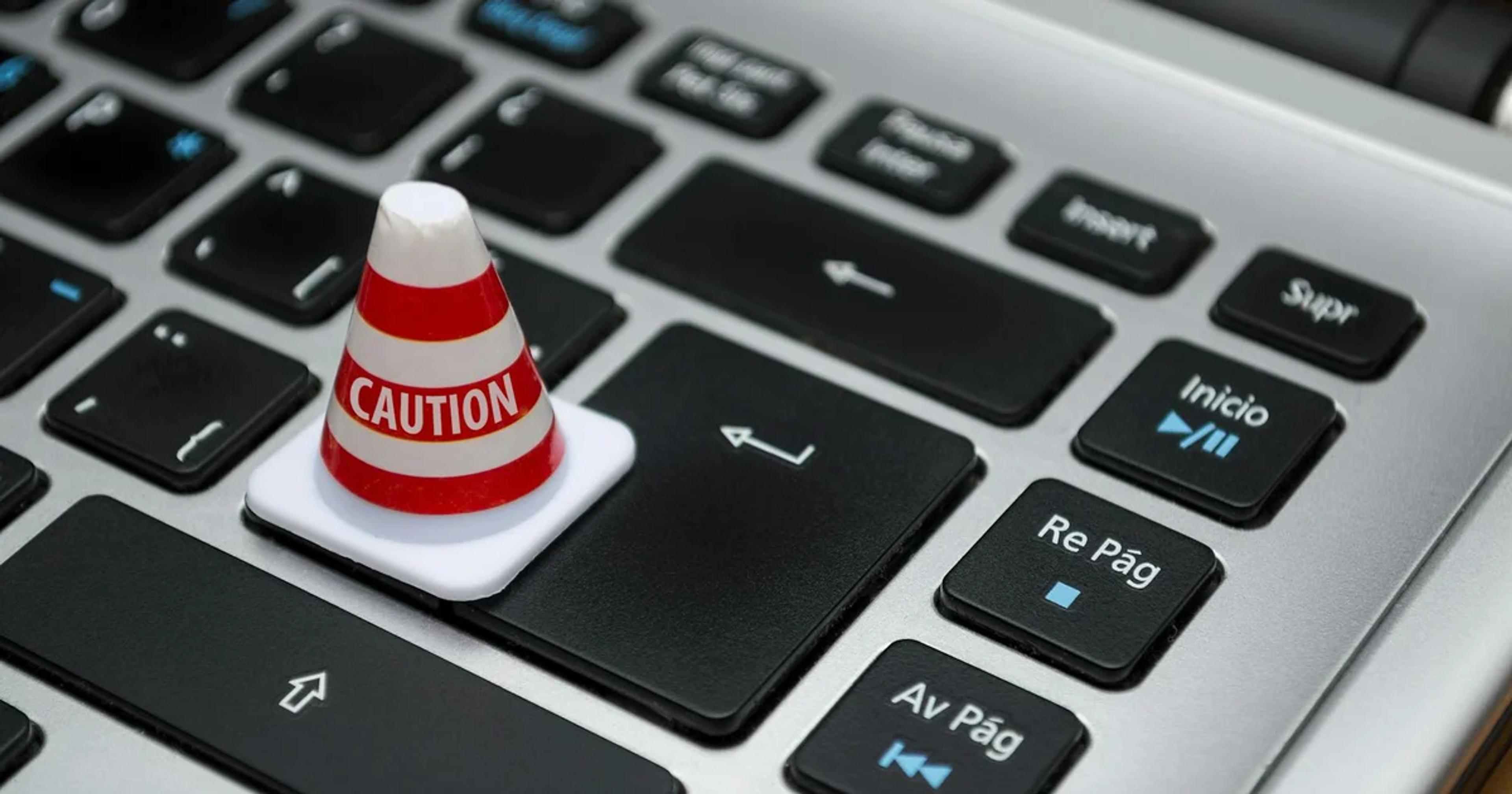 An emergency manager using digital accessibility tools to send disaster alerts
