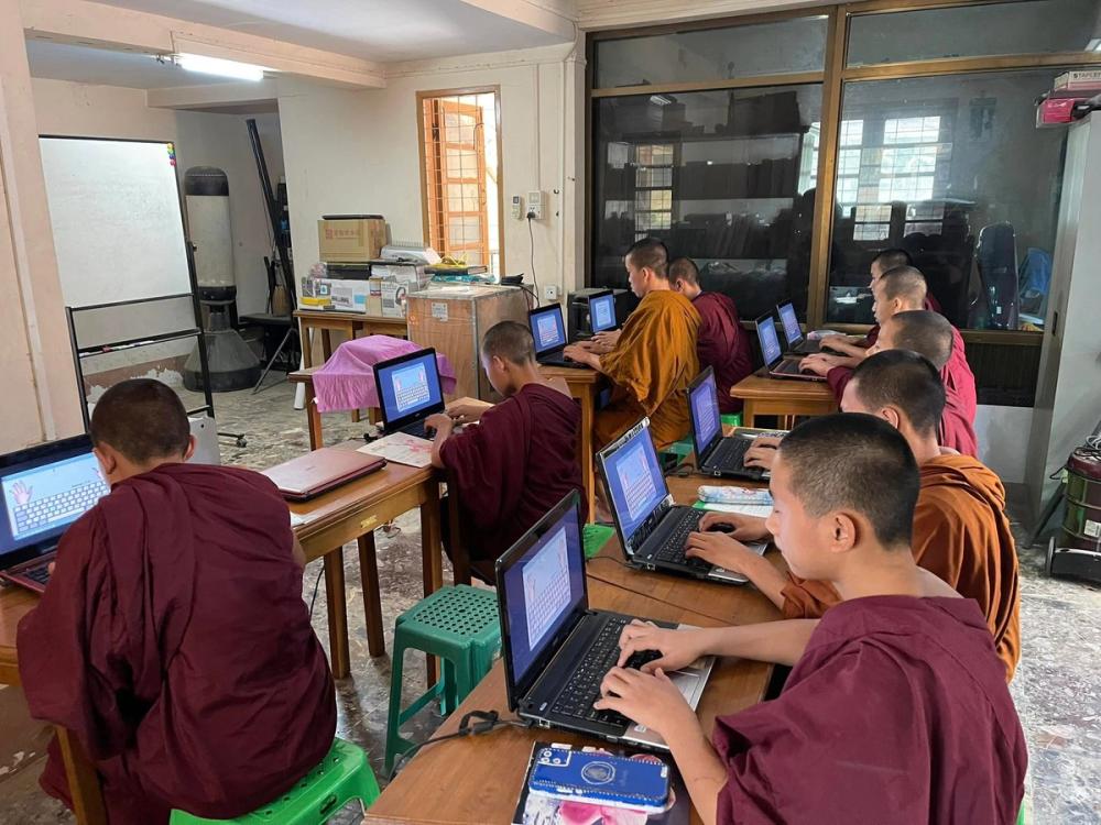 လုၵ်ႈႁဵၼ်းႁဝ်းၶဝ် တႄႇလဵပ်ႈႁဵၼ်း ၽိုၵ်းၵၢၼ်ၶွမ်း တီႈ ပၢင်သွၼ်ၶွမ်းၶၢဝ်းမႆႈ ပီ 2025 တီႈ SIIT ဝဵင်းတႃႈလိူဝ်ႇ
